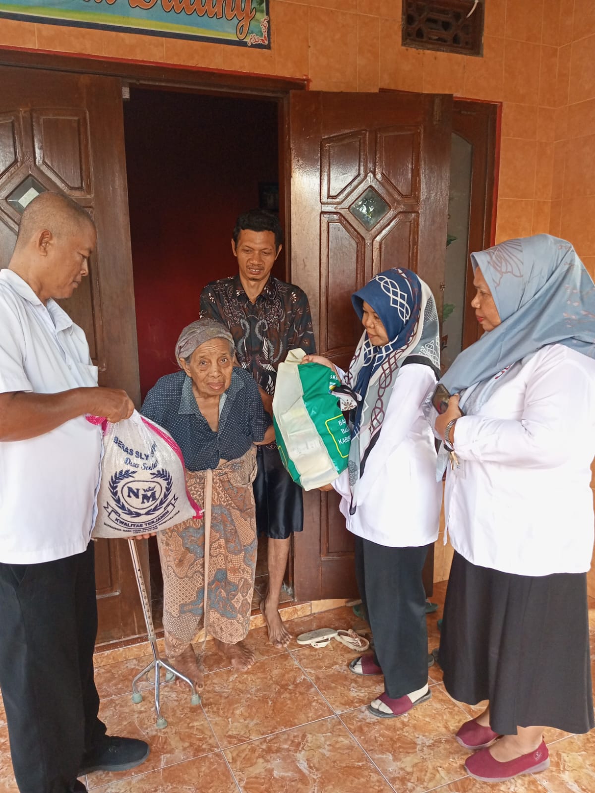 KEGIATAN DISTRIBUSI BANTUAN SOSIAL PERMAKANAN  LANJUT USIA KELURAHAN WIDURI. DAFTAR PENERIMA MANFA’AT, SBB:   BAPAK SUTARJO, IBU SUMINAH, IBU KATIDJAH, BAPAK SURYADI, IBU SUPRAH DAN IBU KAMIRAH.